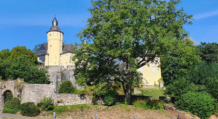 Schloss vor blauem Himmel