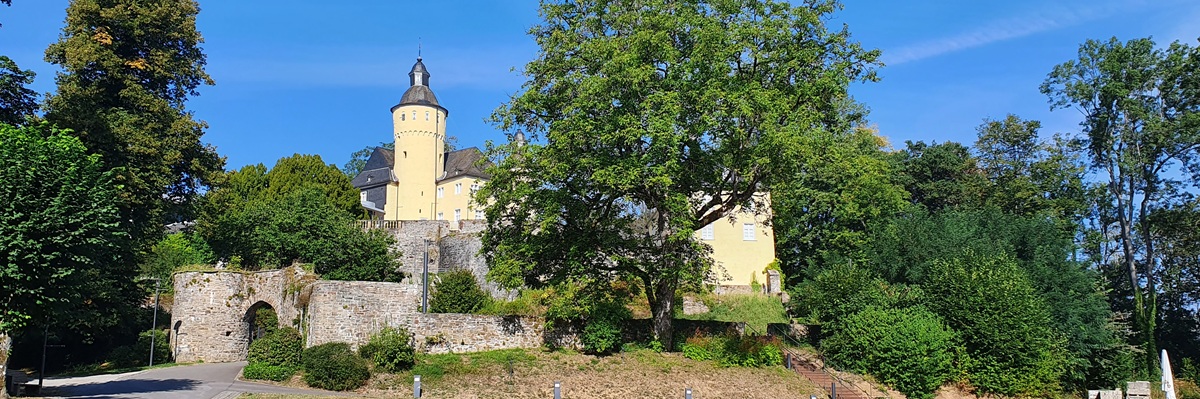 Schloss vor blauem Himmel